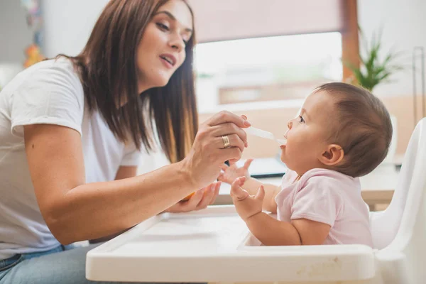 Mãe Alimentar Sua Filhinha Com Uma Colher — Fotografia de Stock