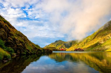 Romanya 'nın Fagaras dağında yüksek irtifada güzel volkanik Balea gölü