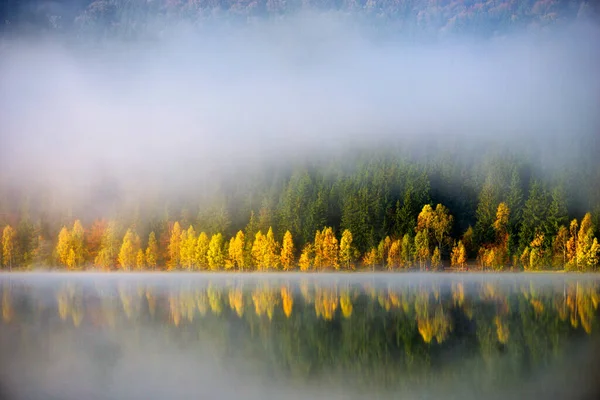 Jesienny Krajobraz Górach Drzewami Odbijającymi Się Wodzie Nad Jeziorem Anny — Zdjęcie stockowe
