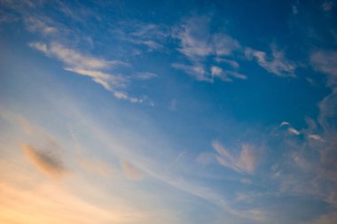 Gün batımından önce bulutlu güzel gökyüzü