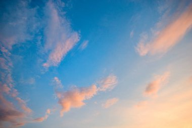 Gün batımından önce bulutlu güzel gökyüzü