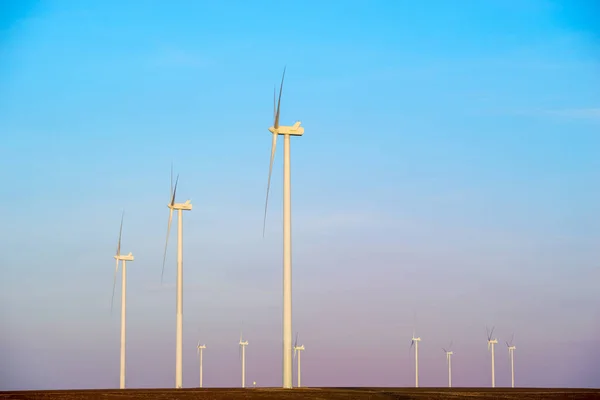 Windmolens Voor Elektriciteitsproductie Bij Zonsondergang — Stockfoto
