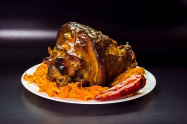 Kızarmış domuz bacak akşam yemeği için aromalı. Koyu arka plan üzerinde sağlıklı gıda