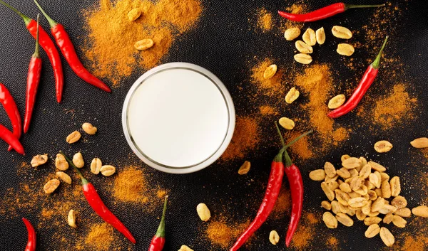 Leche la pimienta roja picante y los cacahuetes con sal. Comida picante caliente . — Foto de Stock