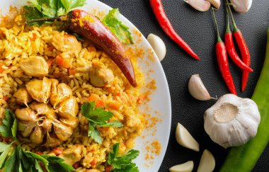 Pilav tavuk. Doğu mutfağı.