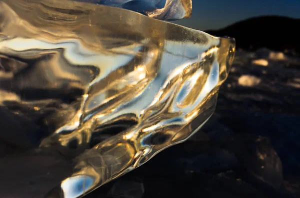 贝加尔湖的蓝色和冰冷的冰。阳光下的透明冰. — 图库照片
