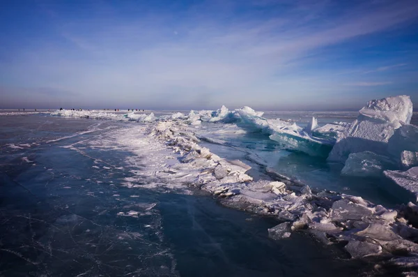 Blauwe en koude ijs van het Baikalmeer. Hummocks — Stockfoto