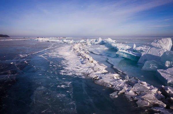 Blauwe en koude ijs van het Baikalmeer. Hummocks — Stockfoto