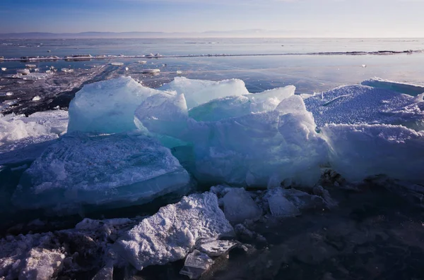 Hielo azul y frío del lago Baikal. Humildes y montones de hielo —  Fotos de Stock