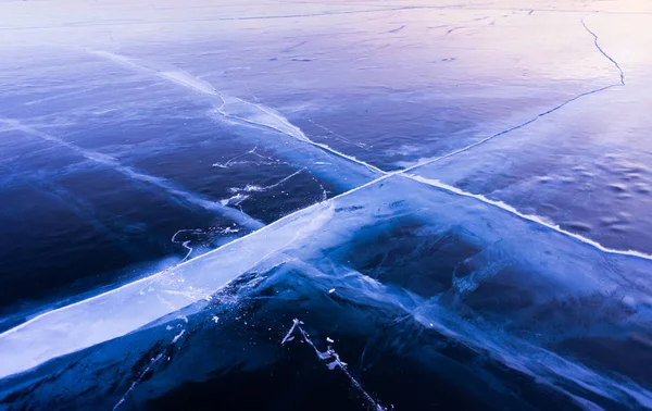 Blaues und kaltes Eis des Baikalsees. dunkles Eis — Stockfoto