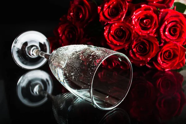 Un vaso con salpicaduras de agua y un ramo de rosas. Flores de amor Fotos de stock libres de derechos