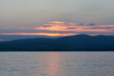 Denizin üzerinde gün batımı. Deniz Dalgaları. Karadeniz, Gelendzhik.