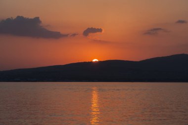 Denizin üzerinde gün batımı. Deniz Dalgaları. Karadeniz, Gelendzhik.