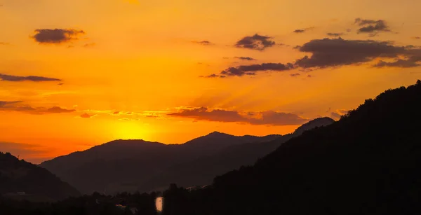 Изображение Показывает Восход Солнца Над Прекрасными Апеннинскими Горами — стоковое фото