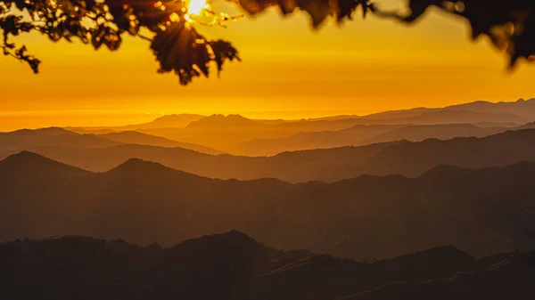 Фотографии Изображен Впечатляющий Восход Солнца Вершины Горы Горном Массиве Центральной — стоковое фото