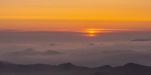 Foto Mostra Oceano Nuvens Flutuando Livremente Entre Picos Montanha — Fotografia de Stock