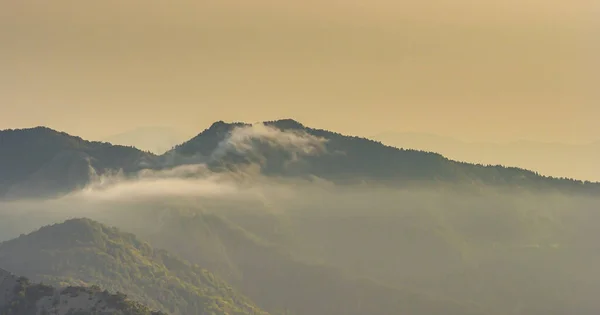 Успокаивающий Туман Раскрывает Горные Вершины Показывая Нам Насколько Красивы Могущественны — стоковое фото