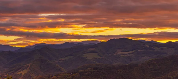 Photo Shows Sun Setting Mountain Peaks — Stock Photo, Image