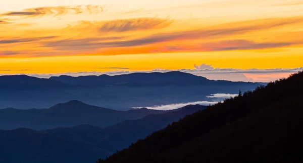 Видим Новый День Пробуждения Наполняющий Горные Вершины Солнечным Светом — стоковое фото