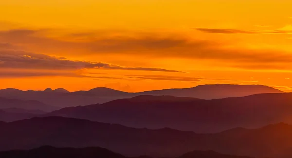 Прекрасный Восход Солнца Над Апеннинскими Горами — стоковое фото
