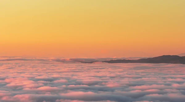 Видим Дикий Пляж Моря Горные Вершины Окутанные Облаками — стоковое фото