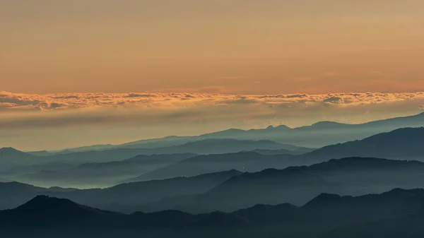 Облака Покрывающие Часть Горных Вершин Полуострова Апеннин — стоковое фото