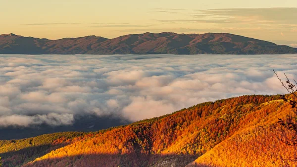 Видим Красивую Панораму Облаков Окружающих Горные Склоны — стоковое фото