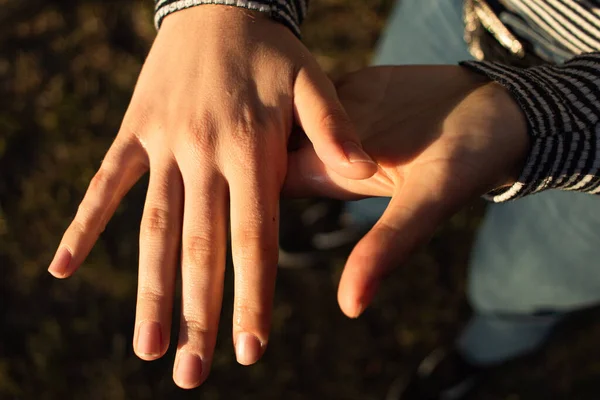 Mãos Femininas Aplicando Desinfetante Mão Para Desinfetá Los Qualquer Bactéria — Fotografia de Stock