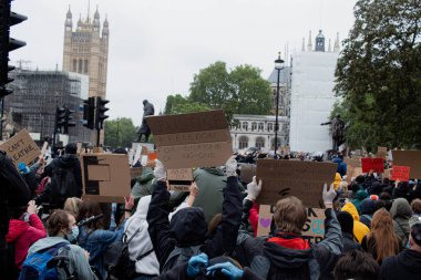 Londra, Birleşik Krallık-06-2020: Londra 'daki protestolar sırasında ırkçılığa ve polis şiddetine karşı farklı sloganları olan insanlar, maske takıyor ve Coronavirus' a karşı korunuyorlar.