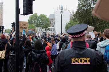 Londra, Birleşik Krallık-06-2020: Londra 'daki protestolar sırasında ırkçılığa ve polis şiddetine karşı farklı sloganları olan insanlar, maske takıyor ve Coronavirus' a karşı korunuyorlar.