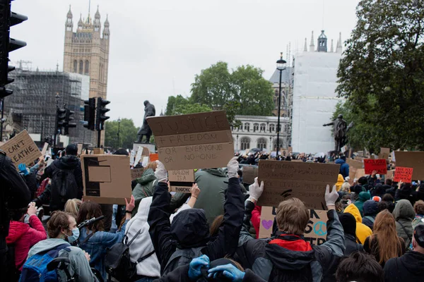 Лондон Великобритания 2020 Люди Различными Лозунгами Против Расизма Полицейской Жестокости — стоковое фото