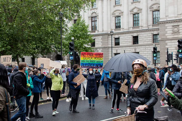 Londres Reino Unido 2020 Personas Con Diferentes Consignas Contra Racismo —  Fotos de Stock