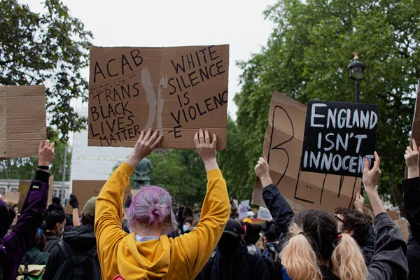 Londres Reino Unido 2020 Personas Con Diferentes Consignas Contra Racismo —  Fotos de Stock