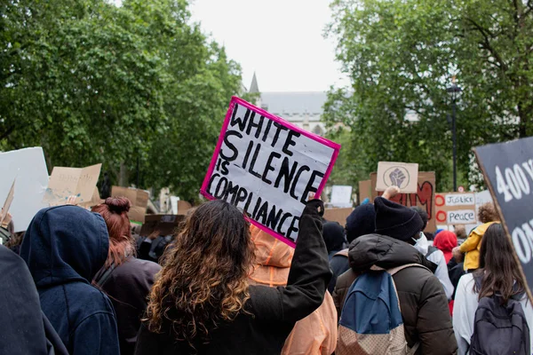 Londres Reino Unido 2020 Personas Con Diferentes Consignas Contra Racismo —  Fotos de Stock