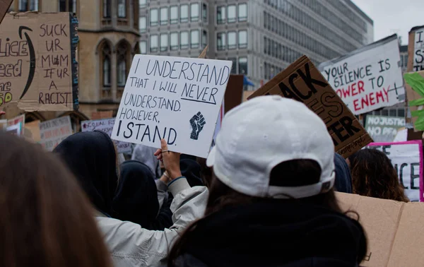 Londres Reino Unido 2020 Pessoas Com Diferentes Slogans Contra Racismo — Fotografia de Stock