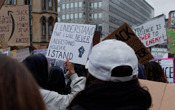 Лондон, Великобритания-06 06 2020: Люди с различными лозунгами против расизма и полицейской жестокости во время протестов в Лондоне, одетые в маски для лица и защиту от коронавируса
