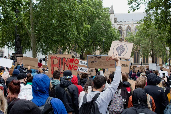 ロンドン イギリス 2020 ロンドンでの抗議中に人種差別や警察の残虐行為に対する異なるスローガンを持つ人々は 顔のマスクとコロナウイルスに対する保護を身に着けています — ストック写真