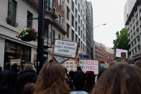 Londres Reino Unido 2020 Pessoas Com Diferentes Slogans Contra Racismo — Fotografia de Stock