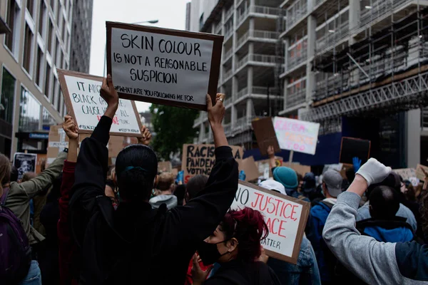 Londres Reino Unido 2020 Pessoas Com Diferentes Slogans Contra Racismo — Fotografia de Stock