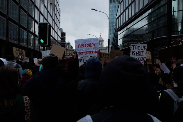 Londres Reino Unido 2020 Pessoas Com Diferentes Slogans Contra Racismo — Fotografia de Stock