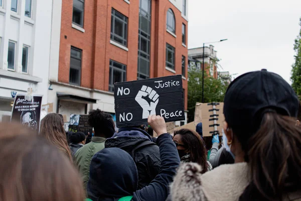 Londres Reino Unido 2020 Pessoas Com Diferentes Slogans Contra Racismo — Fotografia de Stock