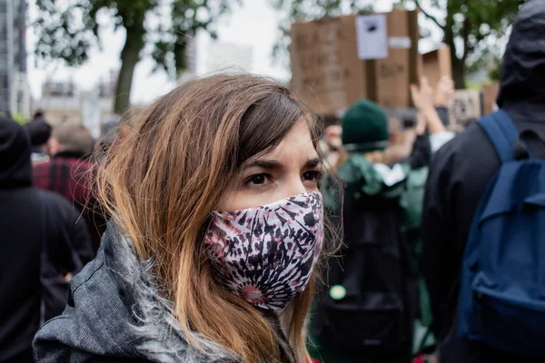 Mujer Joven Que Asiste Una Manifestación Mientras Usa Una Máscara —  Fotos de Stock