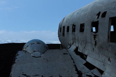 İzlanda 'da volkanik bir kara plajda terk edilmiş eski bir uçak bulundu.