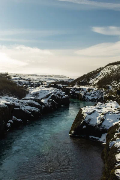 Río Glacial Que Fluye Través Roca Negra Volcánica Con Montañas — Foto de Stock