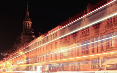 Geceleri Oxford sokakları, ön planda trafik izleri olan sel kulesi.
