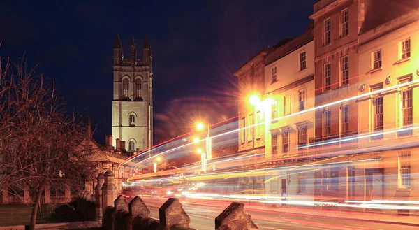 牛津街道在夜间 泛光灯下的塔楼与交通小径的前景 — 图库照片