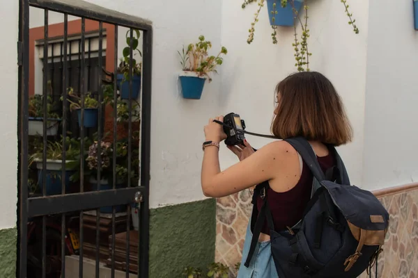 Приваблива Молода Жінка Фотографує Типове Подвір Андалусії Своєю Рефлективною Камерою — стокове фото