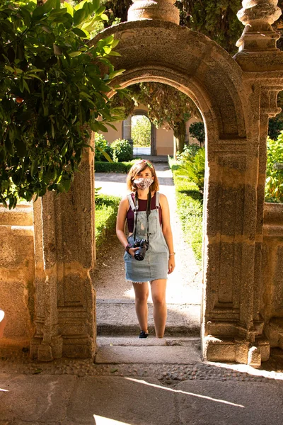 Приваблива Молода Жінка Яка Відвідує Монастир Іспанії Маскою Обличчі Рефлекторною — стокове фото