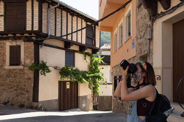 西班牙埃斯特雷马杜拉市的一个小镇 年轻迷人的女性戴着面具 手持反射镜拍照 — 图库照片