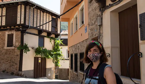 在西班牙埃斯特雷马杜拉市的一个老城区 年轻迷人的女性带着口罩在验尸官爆发时到访 — 图库照片